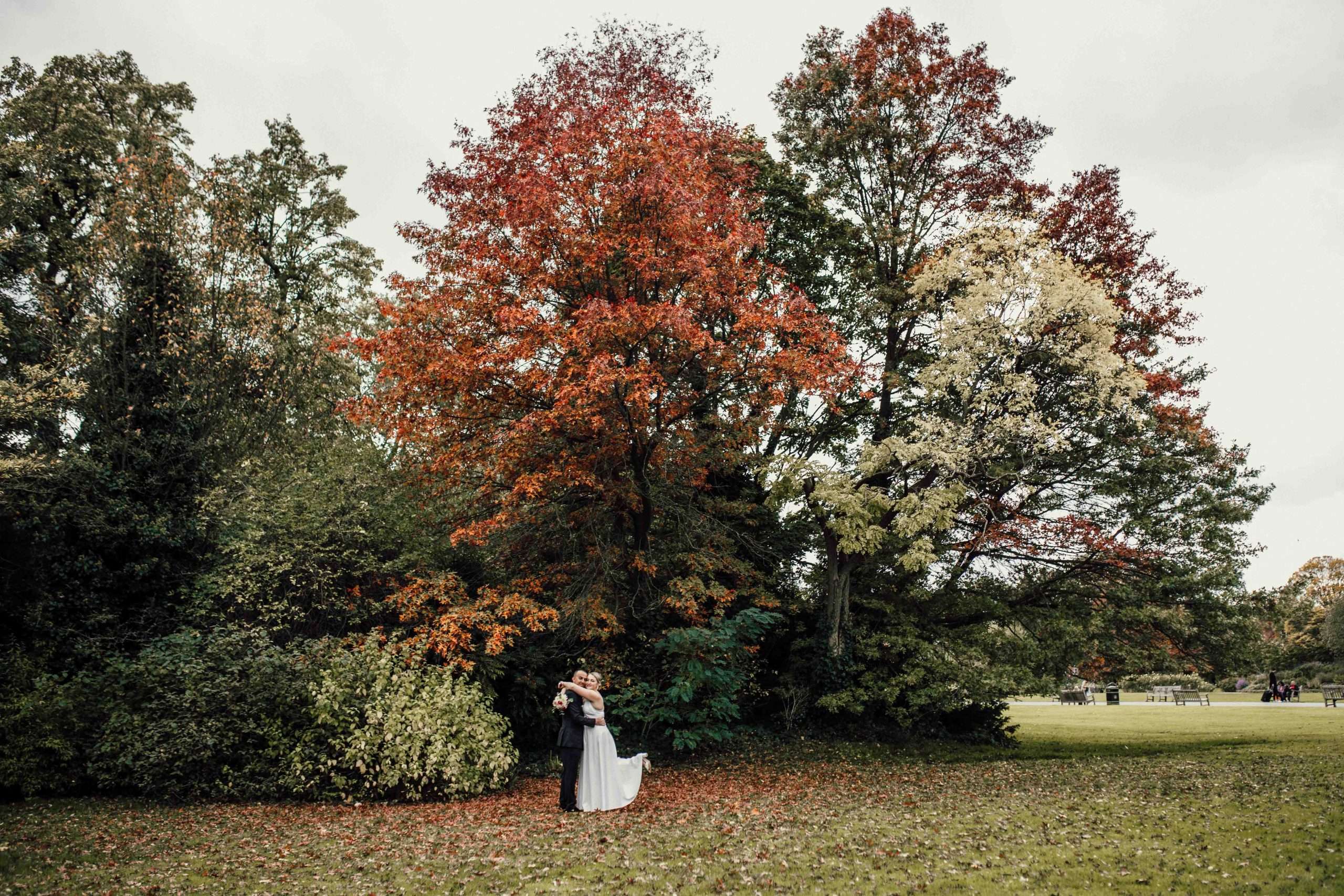 Romantyczny kadr nowożeńców w ukrytym ogrodzie Regent’s Park w Londynie.