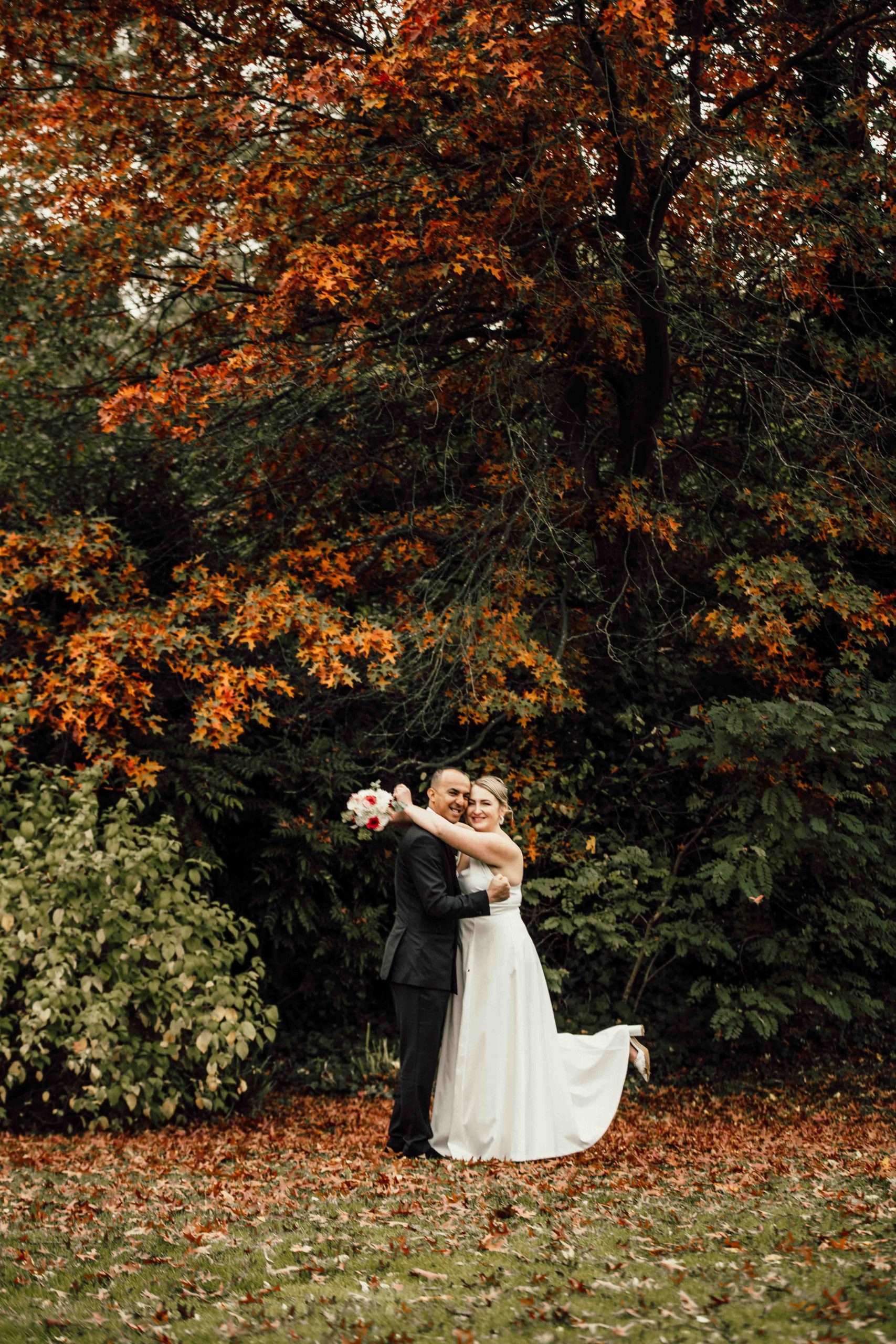 Romantyczny kadr nowożeńców w ukrytym ogrodzie Regent’s Park w Londynie.