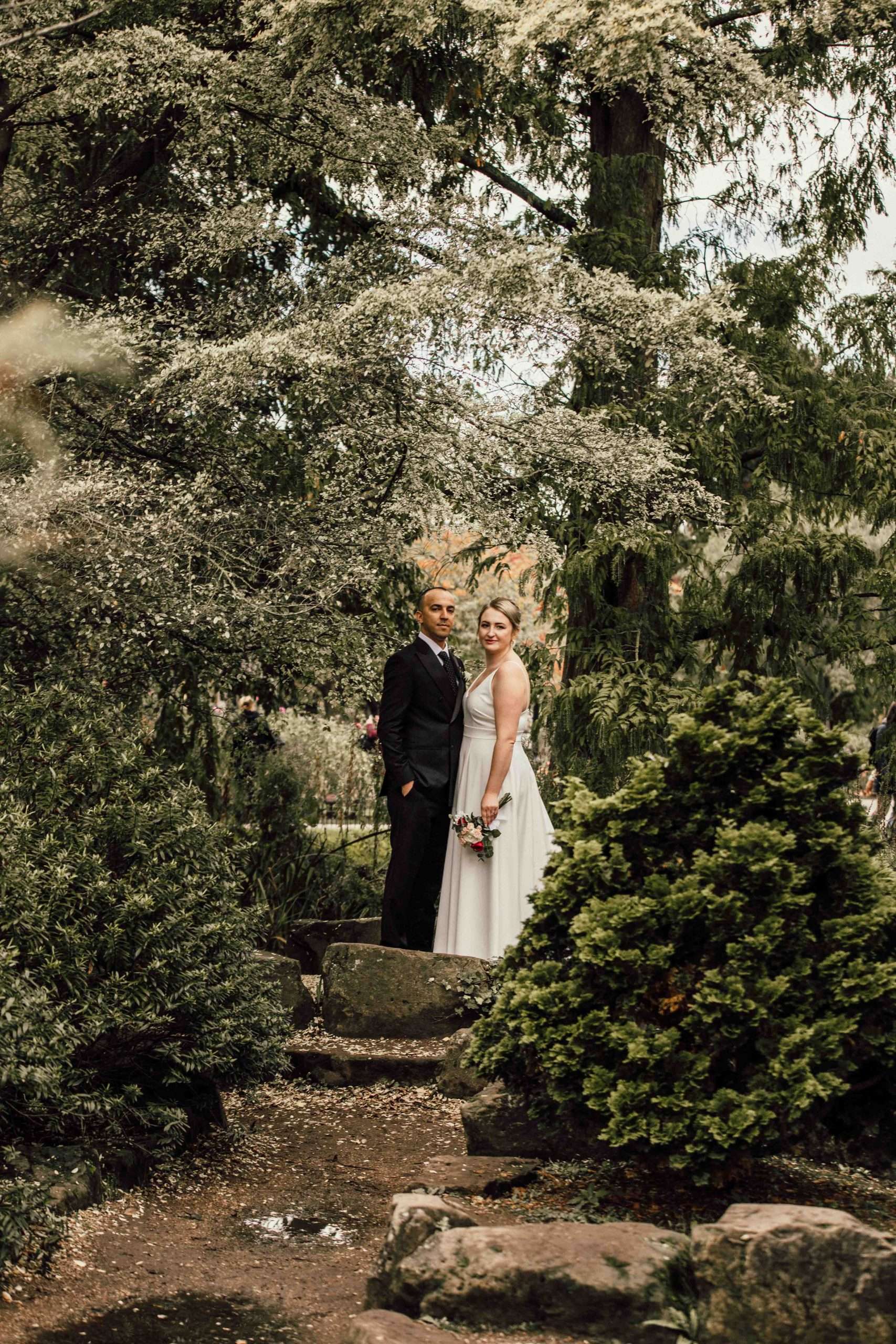 Romantyczny kadr nowożeńców w ukrytym ogrodzie Regent’s Park w Londynie.